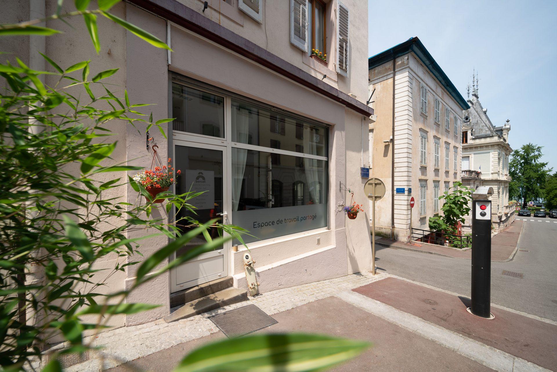 Vue extérieure du bâtiment Ô Bercail, 5 Rue de la Source Clermont