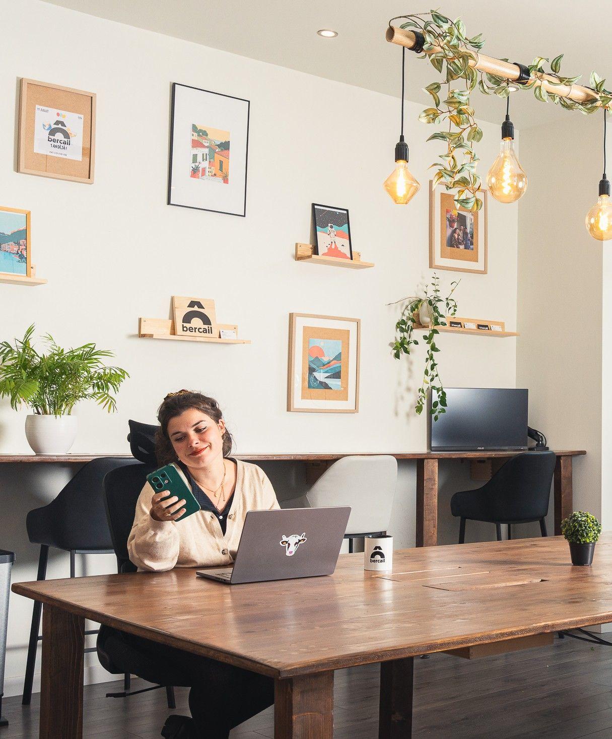 Open space de coworking avec 9 bureaux ergonomiques à Ô Bercail, Évian-les-Bains