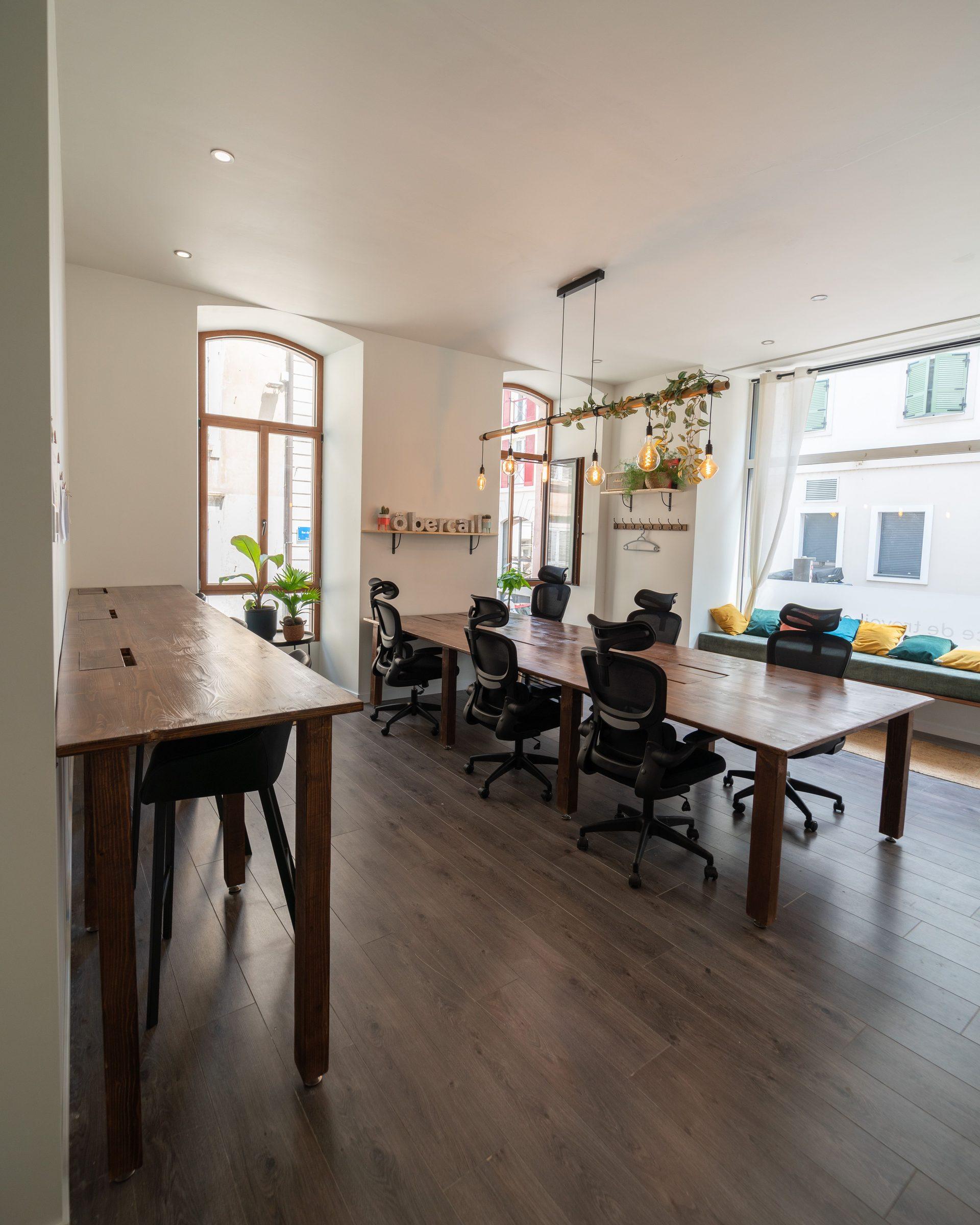 Open space de coworking avec bureaux ergonomiques à Ô Bercail, Évian-les-Bains